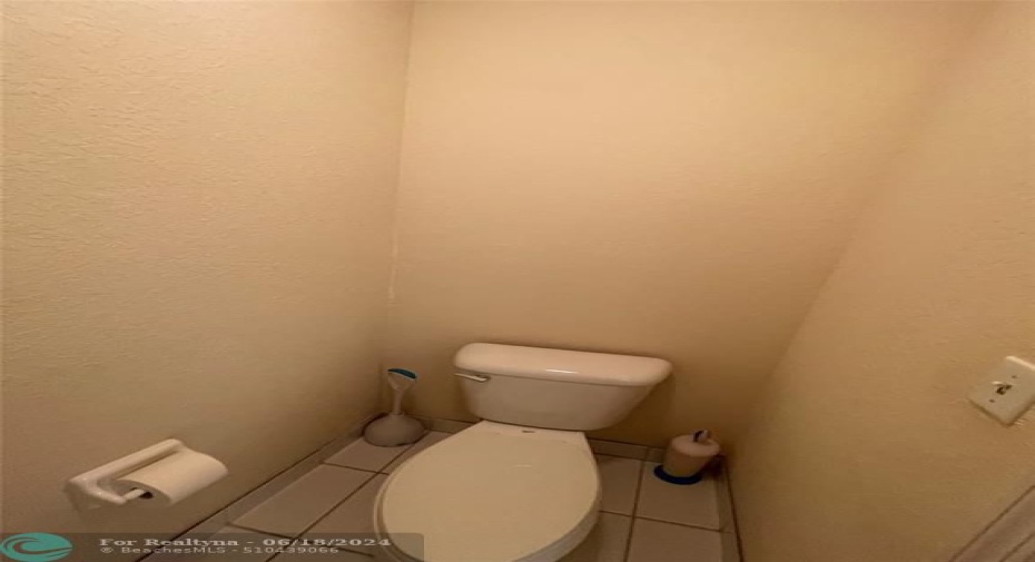 Master bathroom w/enclosed toilet area