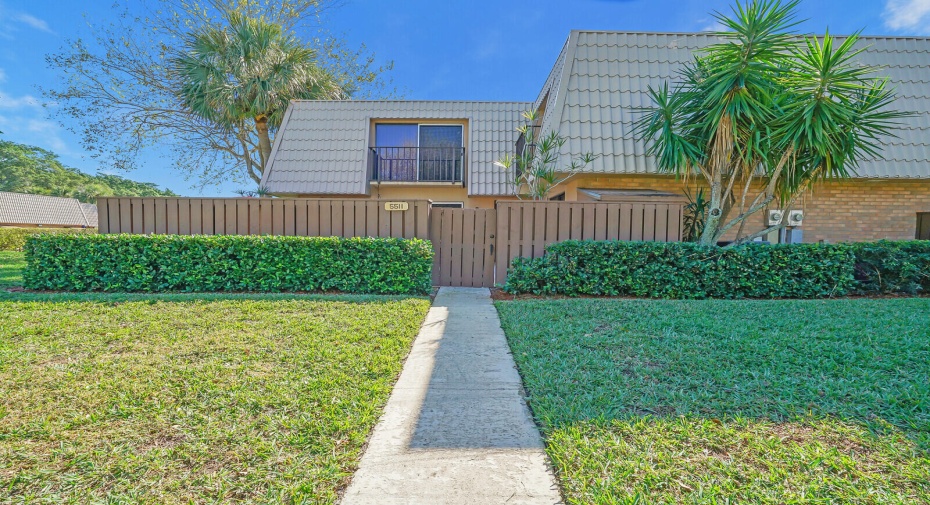 5511 55th Way, West Palm Beach, Florida 33409, 2 Bedrooms Bedrooms, ,2 BathroomsBathrooms,Townhouse,For Sale,55th,RX-10962148