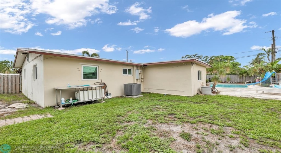 Large and spacious backyard and sideyard