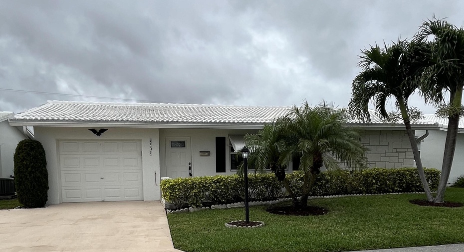 1301 SW 17th Street, Boynton Beach, Florida 33426, 2 Bedrooms Bedrooms, ,2 BathroomsBathrooms,Single Family,For Sale,17th,RX-10971461