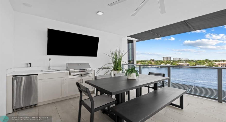 Private Outdoor Kitchen and BBQ with hug Balcony directly on the Intracoastal Waterway!