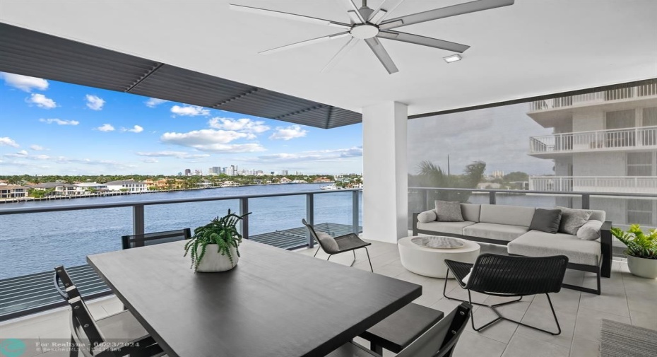 Private Outdoor Balcony directly on the Intracoastal Waterway!
