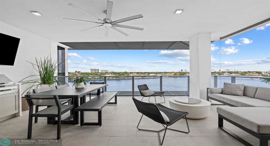 Private Outdoor Kitchen and BBQ with hug Balcony directly on the Intracoastal Waterway!