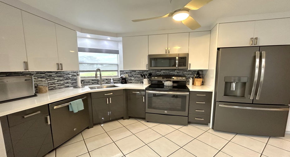 3661 Via Poinciana Unit 112, Lake Worth, Florida 33467, 2 Bedrooms Bedrooms, ,2 BathroomsBathrooms,Condominium,For Sale,Via Poinciana,1,RX-10959187