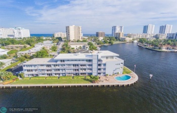 Ideally situated on the Intracoastal just 2 blocks from the beautiful beaches.