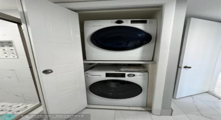 washer & dryer in the unit
