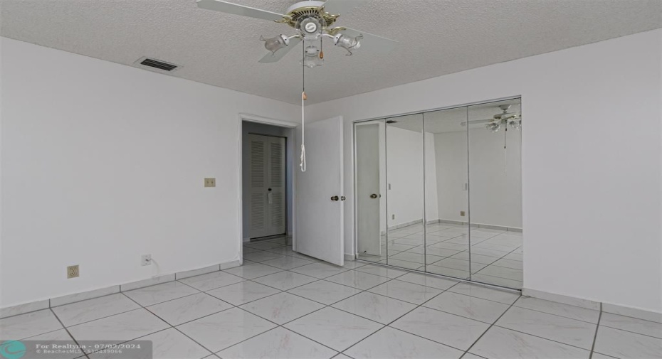 2nd Bedroom - Mirrored Closet Doors & Access into hallway