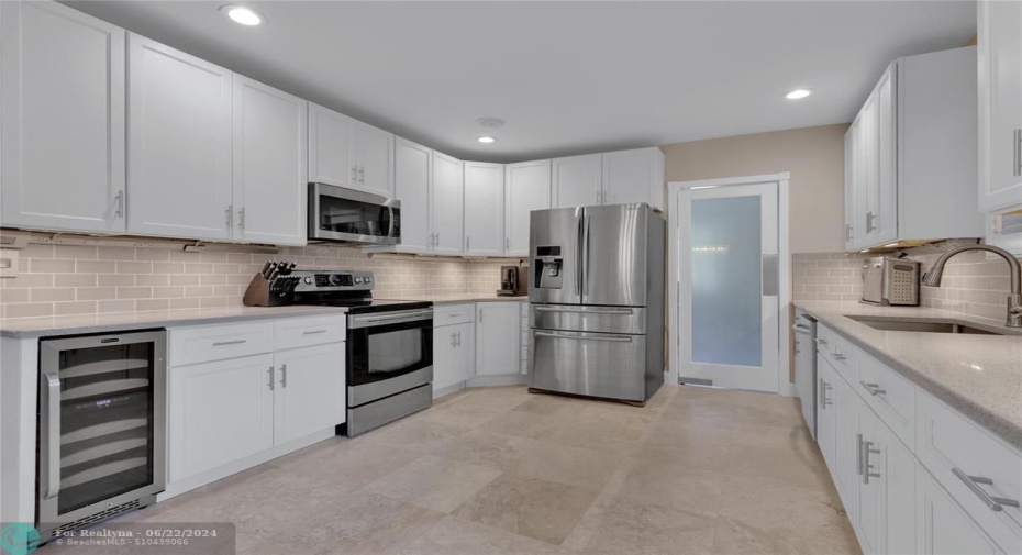 GORGEOUS Brand-new Modern kitchen with Stainless S. Appliances
