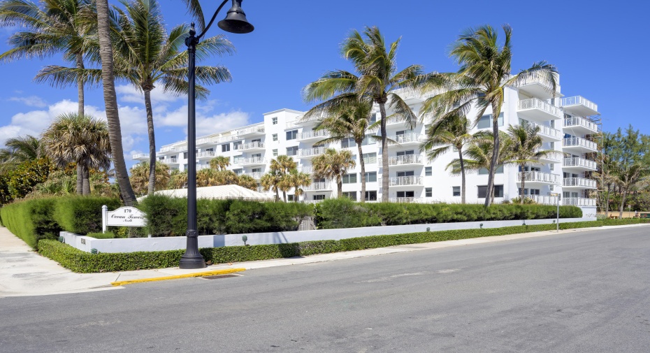170 N Ocean Boulevard Unit 305, Palm Beach, Florida 33480, 1 Bedroom Bedrooms, ,1 BathroomBathrooms,Condominium,For Sale,Ocean,3,RX-10978152