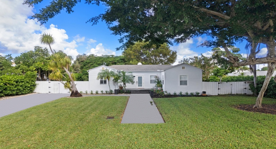 215 NE 13th Street, Delray Beach, Florida 33444, 2 Bedrooms Bedrooms, ,1 BathroomBathrooms,Single Family,For Sale,13th,RX-10936335
