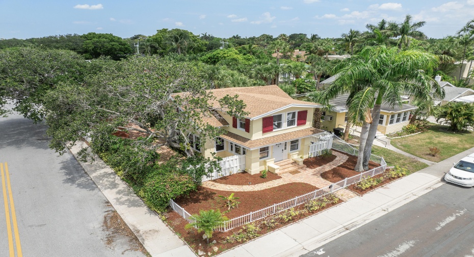 303 N Lakeside Drive, Lake Worth Beach, Florida 33460, 4 Bedrooms Bedrooms, ,3 BathroomsBathrooms,Single Family,For Sale,Lakeside,RX-10991271