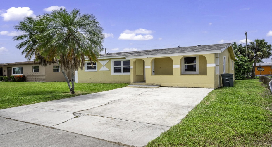 580 SW 10th Street, Belle Glade, Florida 33430, 4 Bedrooms Bedrooms, ,2 BathroomsBathrooms,Single Family,For Sale,10th,RX-10996644