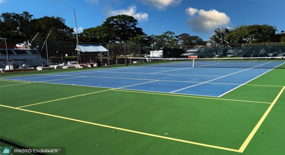 2 tennis courts - Pickleball -