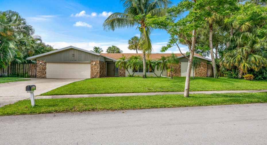 1498 W Royal Palm Road, Boca Raton, Florida 33486, 4 Bedrooms Bedrooms, ,2 BathroomsBathrooms,Residential Lease,For Rent,Royal Palm,RX-10997564