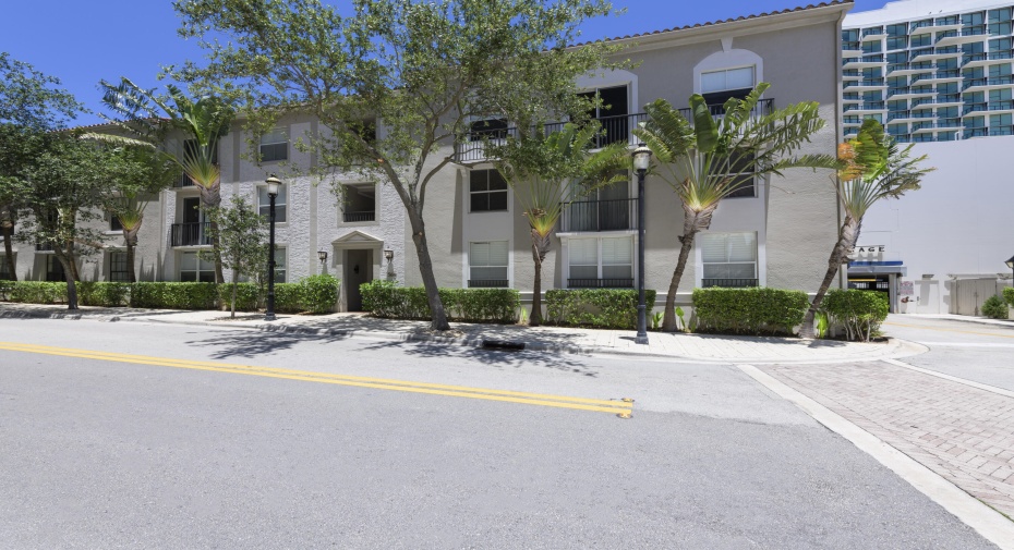 560 S Sapodilla Avenue Unit 303, West Palm Beach, Florida 33401, 3 Bedrooms Bedrooms, ,2 BathroomsBathrooms,Condominium,For Sale,Sapodilla,3,RX-10998268