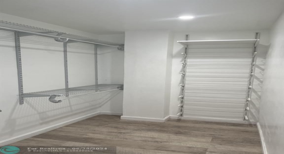 Master Bedroom Walking closet