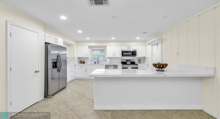 BEAUTIFUL NEW KITCHEN - Wood cabinets, Quartz counters, new Stainless Appliances