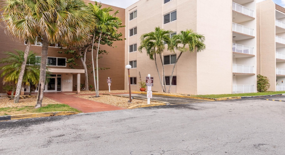 6930 Miami Gardens Drive Unit 1-215, Hialeah, Florida 33015, 1 Bedroom Bedrooms, ,1 BathroomBathrooms,Condominium,For Sale,Miami Gardens,215,RX-10999541