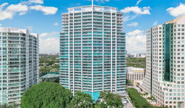 Grovenor House is a state-of-the-art building located in the heart of Coconut Grove. Walking distance to 5 marina's, water-front restaurants, schools, Fresh Market and banking.