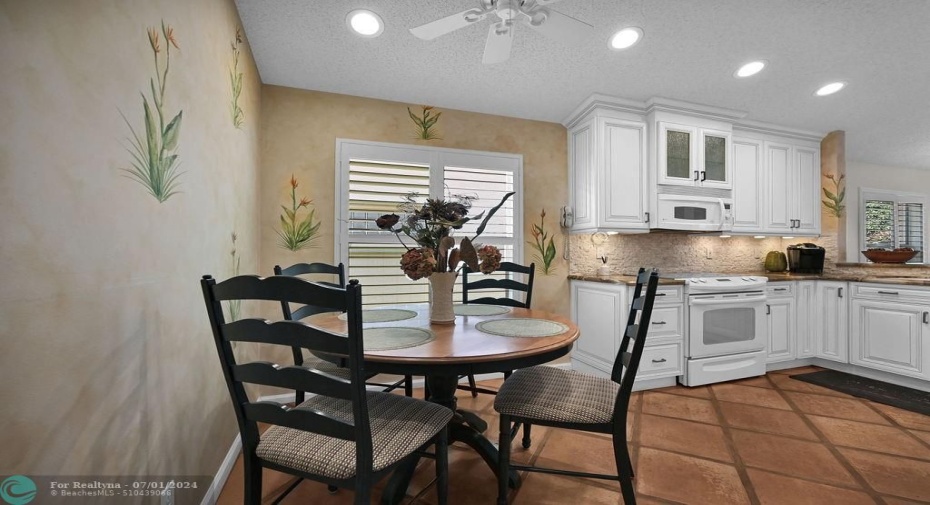 Casual dining area in the kitchen.