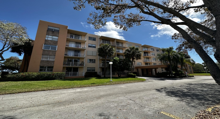 480 Executive Center Drive Unit 1a, West Palm Beach, Florida 33401, 2 Bedrooms Bedrooms, ,2 BathroomsBathrooms,Residential Lease,For Rent,Executive Center,1,RX-11000957