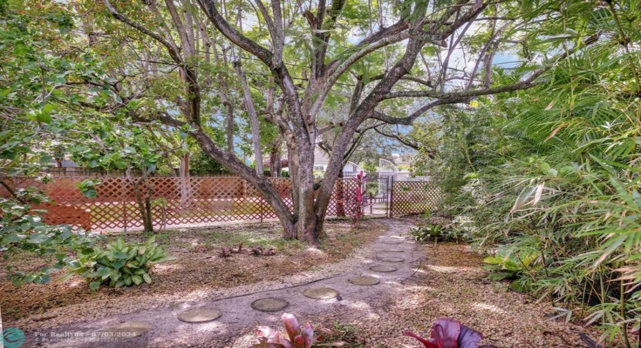 Pathway from backyard to private access to Donn Eisele Park - Located directly behind property.