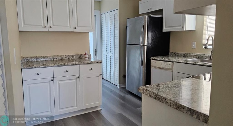 KITCHEN/CABINETS