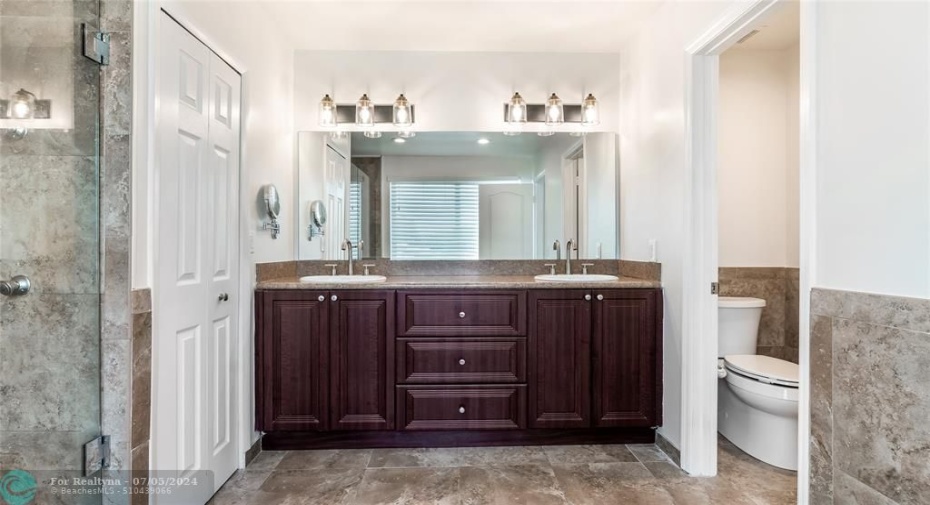 Dual sinks and dressing area