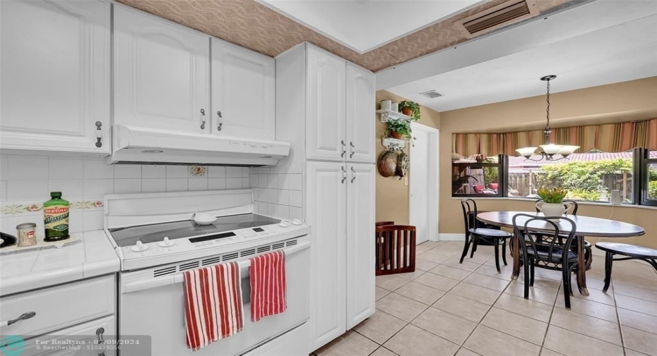 Spacious eat-in kitchen. Breakfast with a pool view!