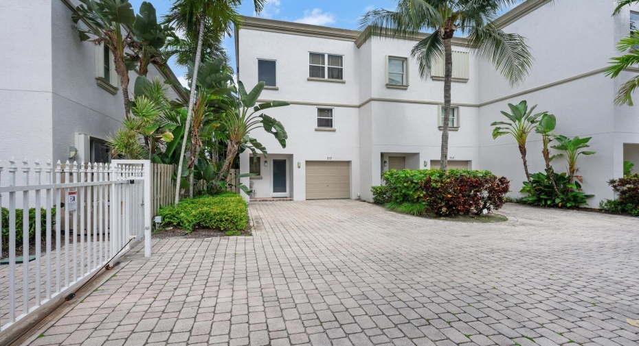 717 SW 4th Avenue, Fort Lauderdale, Florida 33315, 3 Bedrooms Bedrooms, ,3 BathroomsBathrooms,Townhouse,For Sale,4th,RX-11003001
