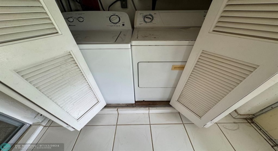 FULL SIZE WASHER/DRYER IN UNIT