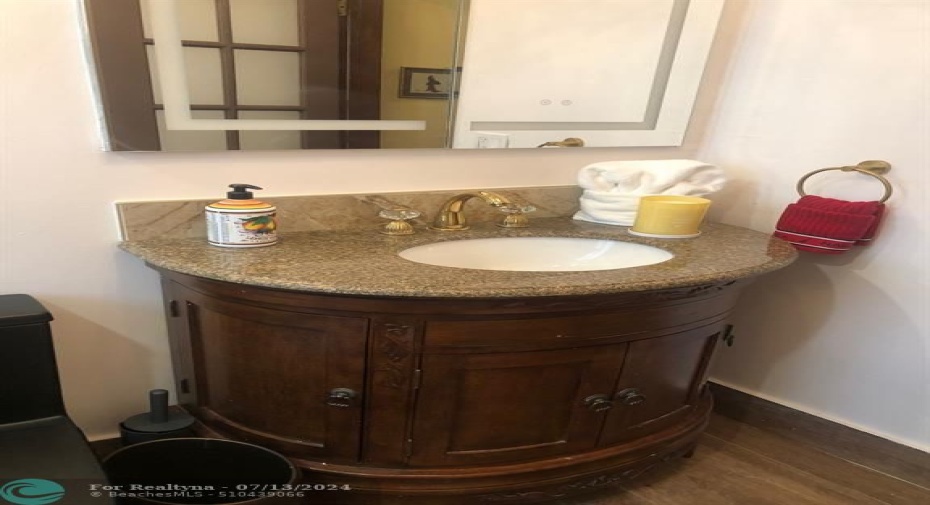 Full bathroom Vanity
