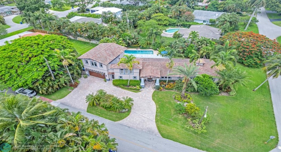 Spacious circular driveway