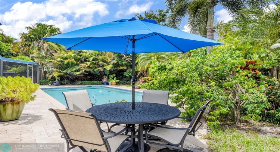 Nice seating area near pool