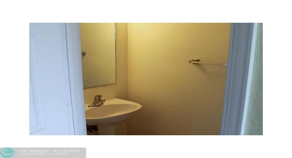 guest bathroom-1st floor
