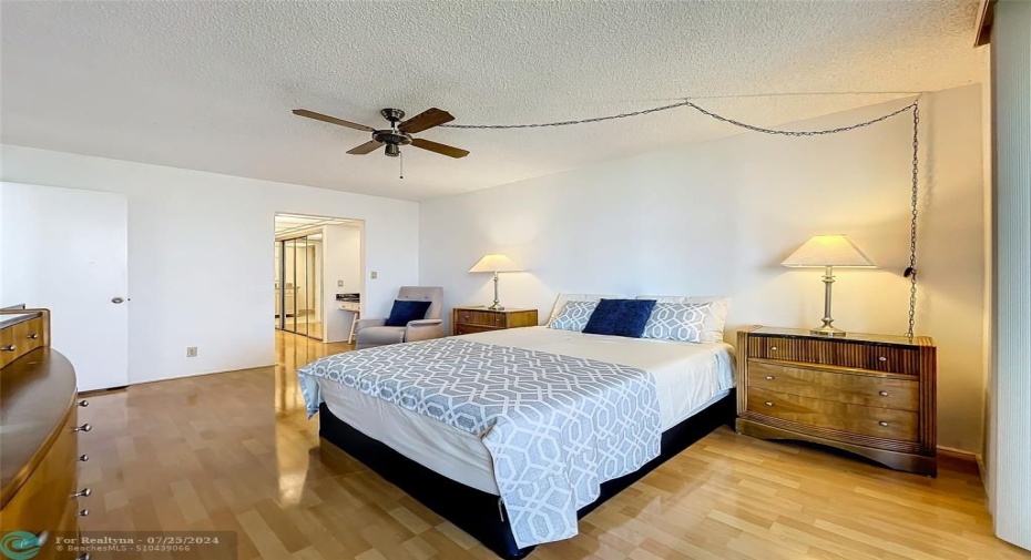 Spacious room with ceiling fan