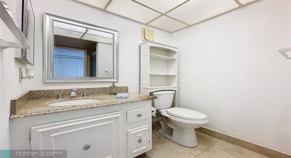 Second bathroom with shower for guest