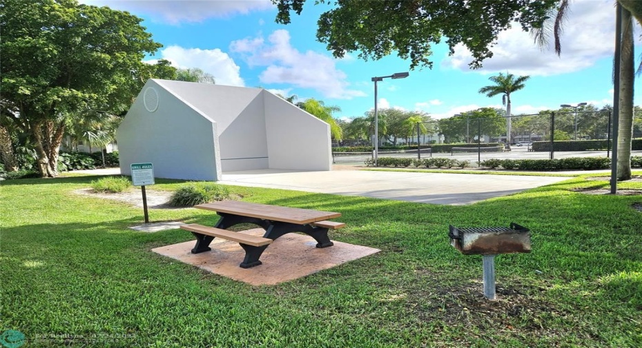 PICNIC BENCHES AND GRILLS PLACED THROUGHOUT THE GROUNDS OF COCO PARC