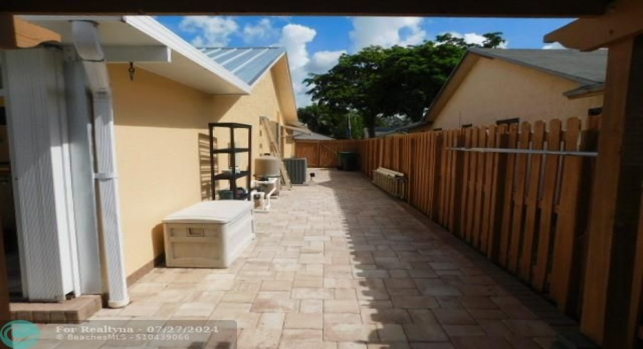 Spacious Side Yard Room for a Boat or other Toys