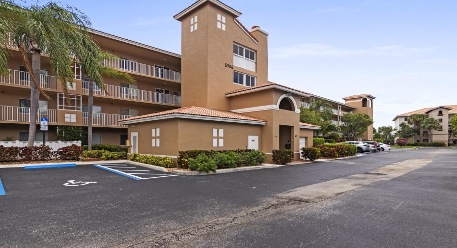 5906 Crystal Shores Drive Unit 202, Boynton Beach, Florida 33437, 3 Bedrooms Bedrooms, ,2 BathroomsBathrooms,Condominium,For Sale,Crystal Shores,2,RX-10993361