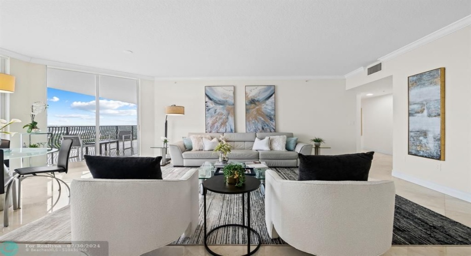 Oversized Livingroom with Panoramic Views