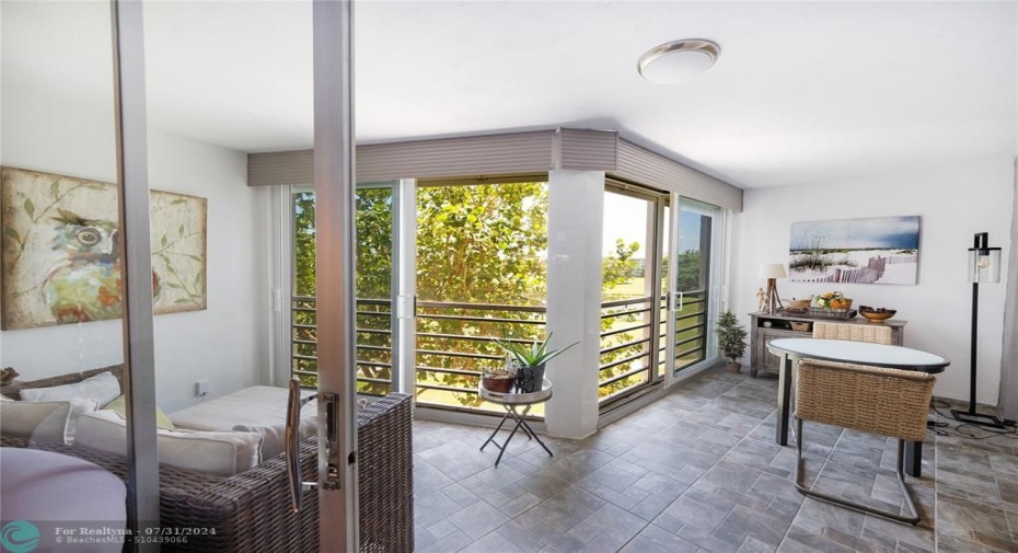 A/C enclosed Patio has great outdoor views, perfect for working among the treetops