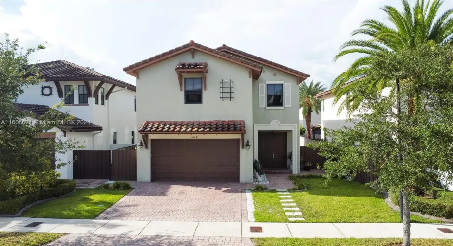 Madison Point Private community walking distance to the best Club house in Doral. Park Central !