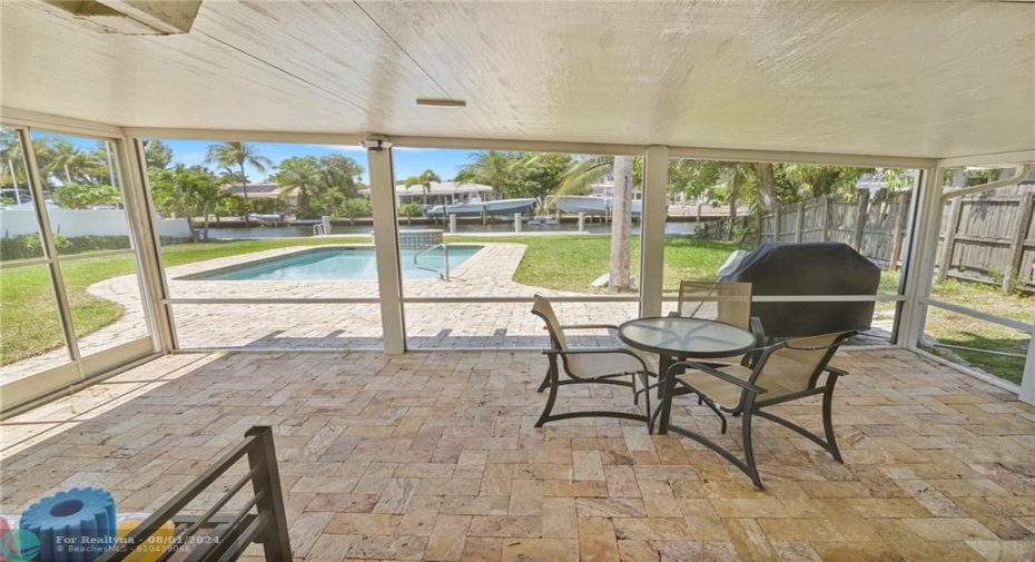 Huge screened porch