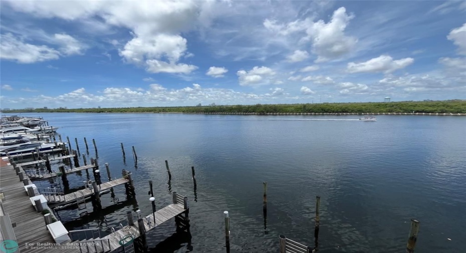 INCREDIBLE INTRACOASTAL VIEW FROM PRIVATE BALCONY!