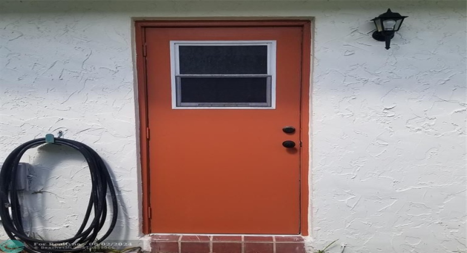 2nd entrance into laundry/mud room