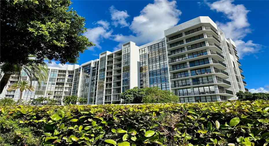 Surrounded by lots of green and nature - located waterfront along the Intracoastal. 
Oceanview Park Condominium. Three Islands. Hallandale Beach.