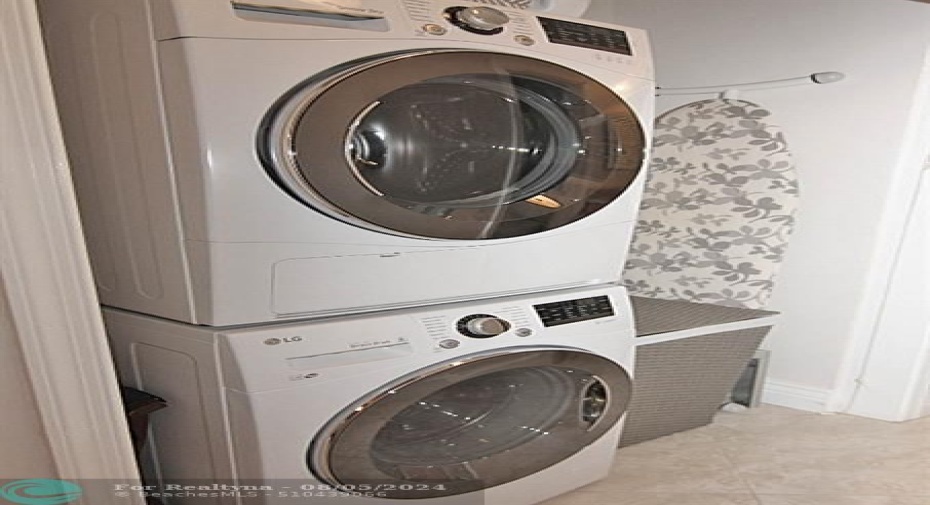 Full size washer & dryer in unit