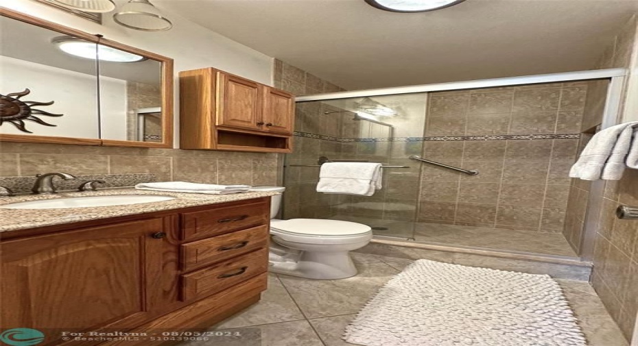 Full 2nd Bathroom