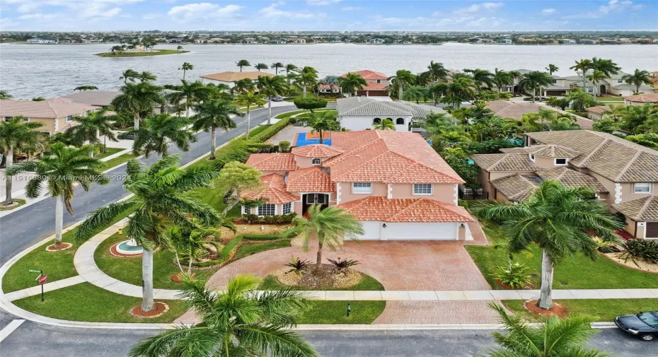 LARGE GORGEOUS CORNER HOME